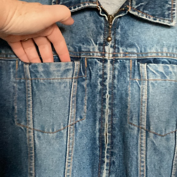 VINTAGE 90βs BILL BLASS FADED JEAN JACKET!
π at the cuffs!! Classic 90s. Med. - Picture 4 of 11